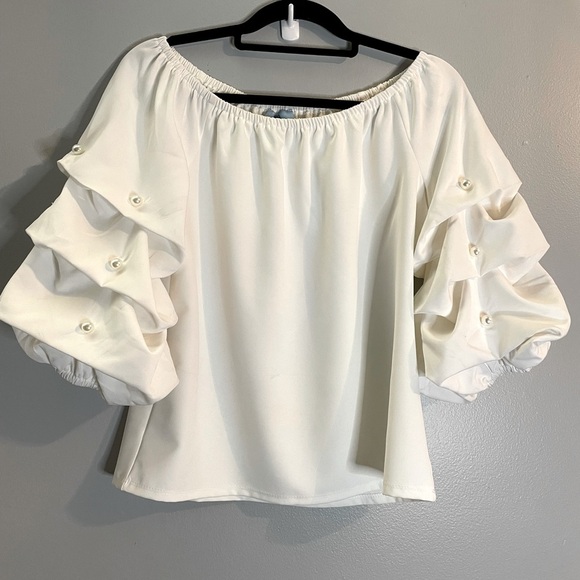 CeCe Tops - CeCe
Size Small 3/4 Sleeve Blouse.
